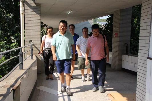 老师们在去学生寝室路上