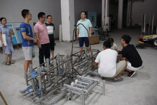 老师们与车队队员交流