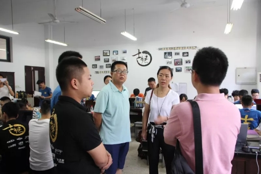 车队队长向老师们汇报工作